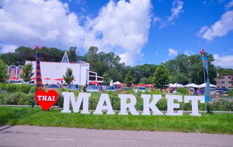 A photo of the front of Wat Promwachirayan with a heart that says Thai and big letters that spell out market