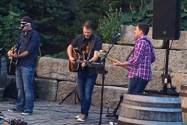 band playing on the patio at the Park Tavern