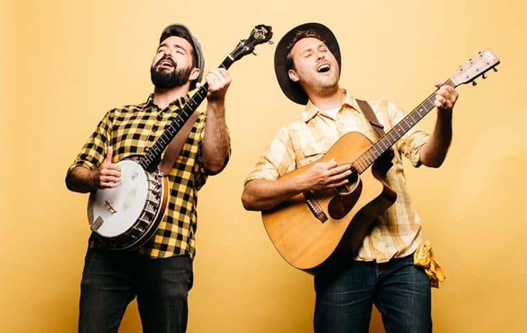 Picture of the two men whom make up the Okee Dokee Brothers.